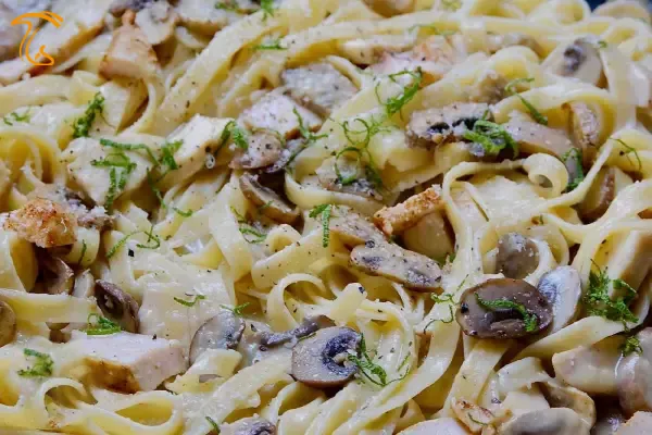 دستور پخت پاستا نواری با مرغ و قارچ