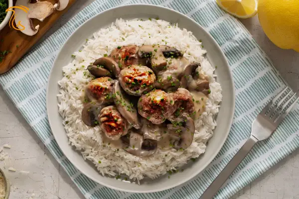 قارچ‌پلو با گوشت چرخ کرده 