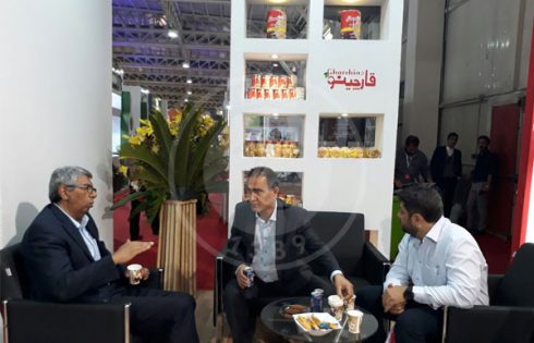 حضور جمعی از بزرگان داخل غرفه