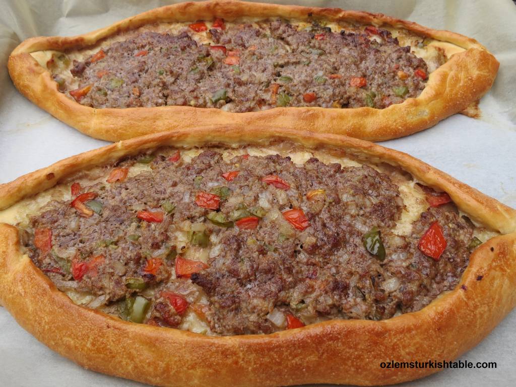 آموزش آشپزی با قارچ - ویدیوی طرز تهیه قایق گوشت و قارچ یا نان شکم پر گوشت و قارچ