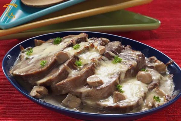 آموزش آشپزی با قارچ - طرز تهیه خوراک زبان گوساله با سس بشامل و قارچ