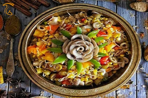 عکسی است از یک بشقاب تزیین شد ترشی یونانی (طرز تهیه ترشی زیتون یونانی). این ترشی با قارچ، ذرت و زیتون درست شده است.