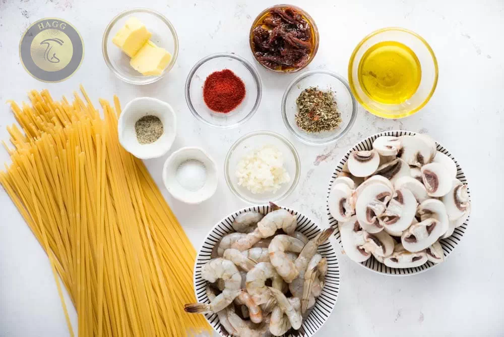 مواد اولیه برای پخت ماکارونی با میگو و قارچ