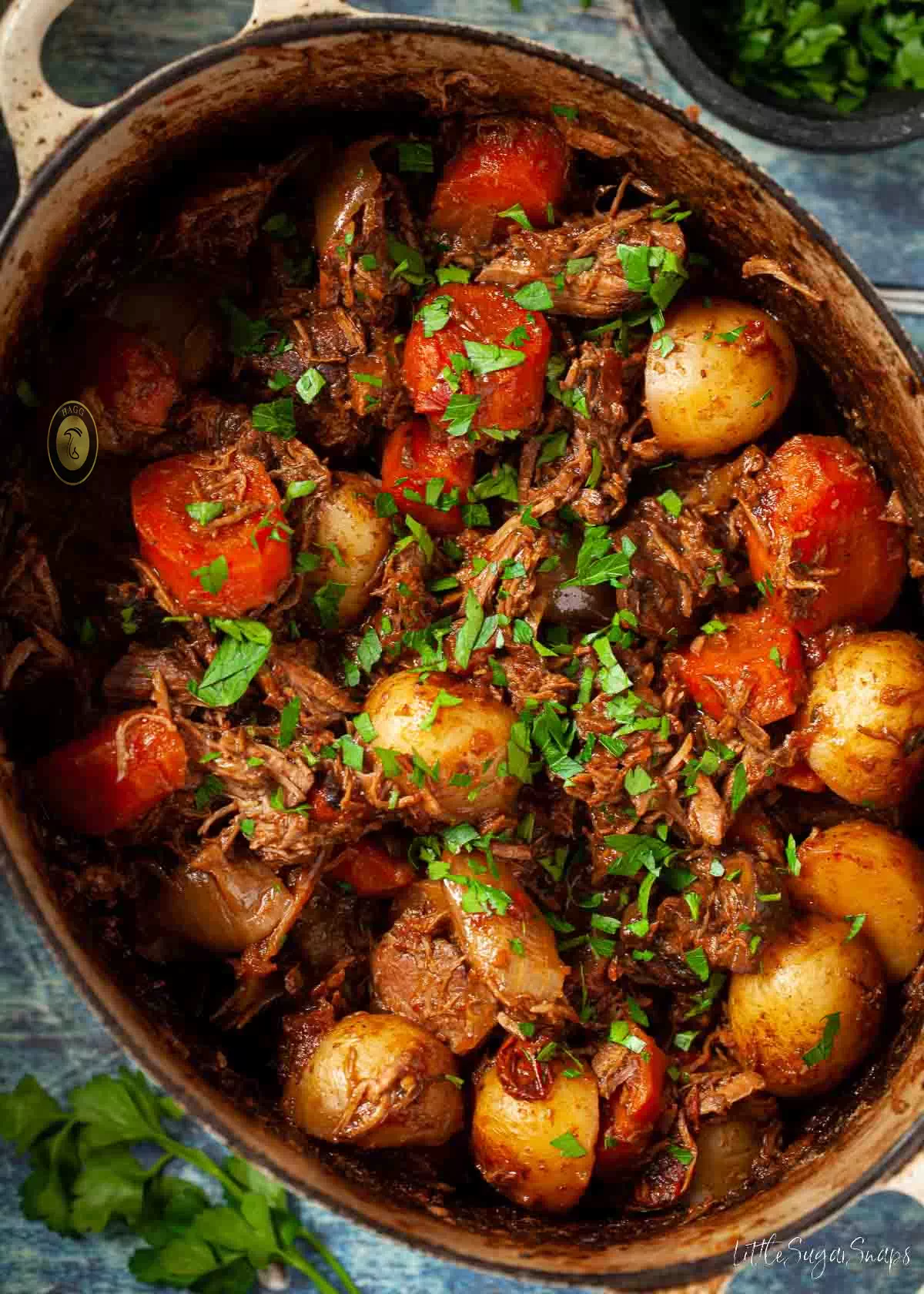 عکسی از خورش قارچ و جعفری با گوشت گاو است.