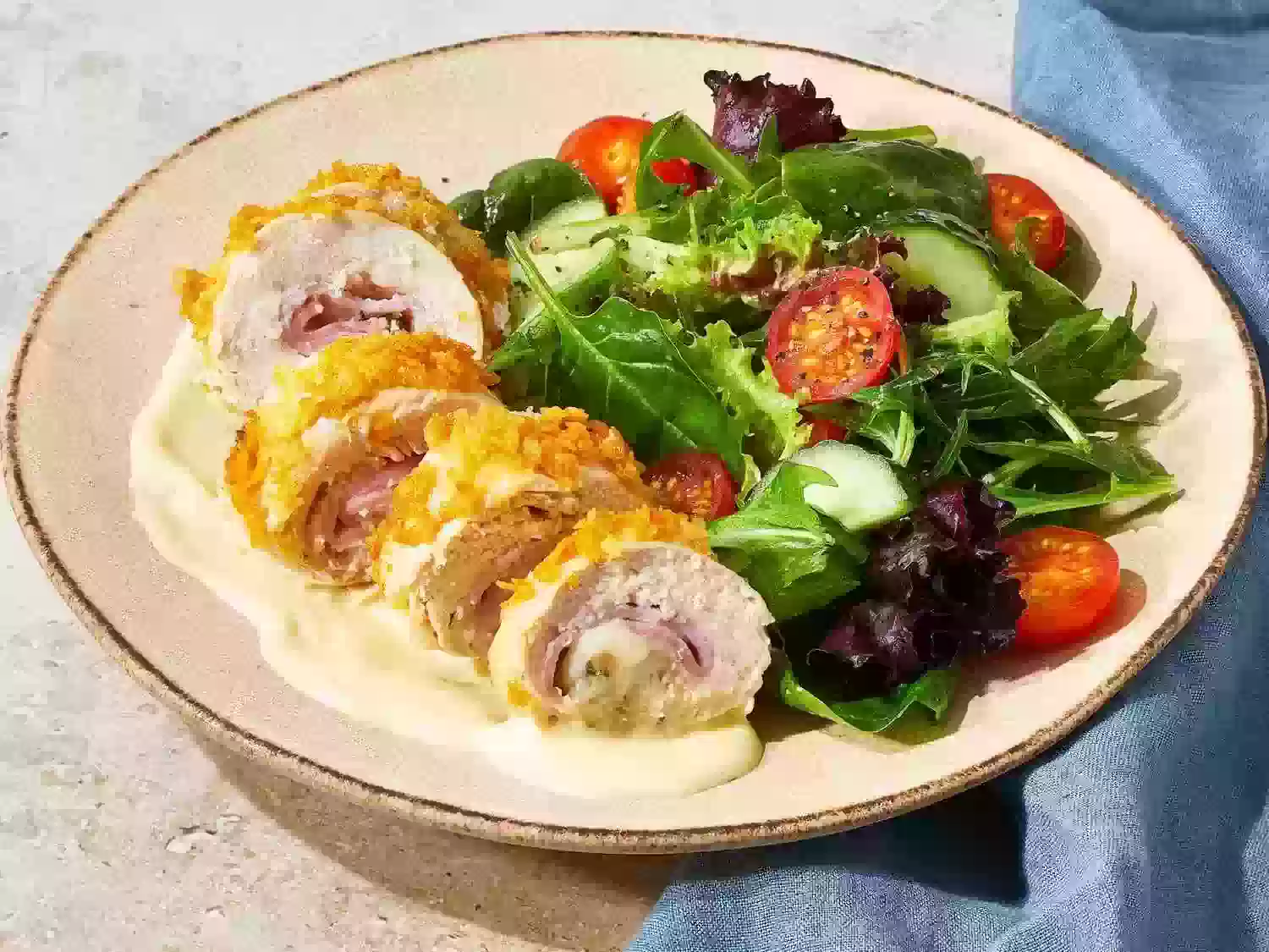  طرز تهیه چیکن کوردن بلو با قارچ طرز تهیه منحصر به فردی دارد. خوشمزه و دلپذیر