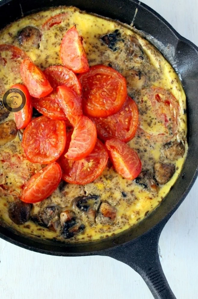 عکسی از یک خوراک فریتاتا گوجه فرنگی و قارچ است