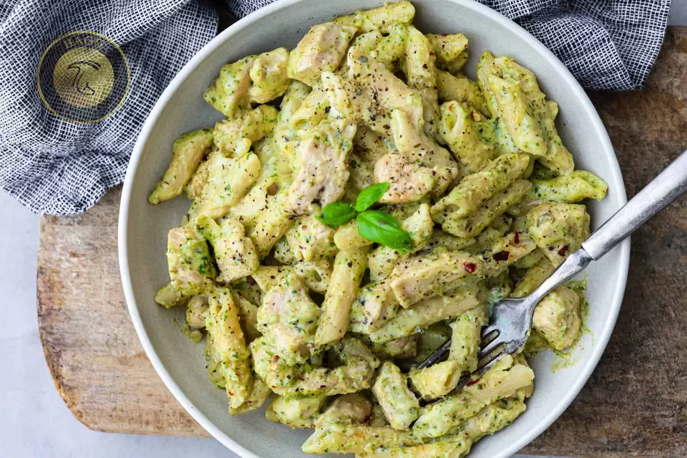 طرز تهی پاستا پنه آلفردو با سس پستو