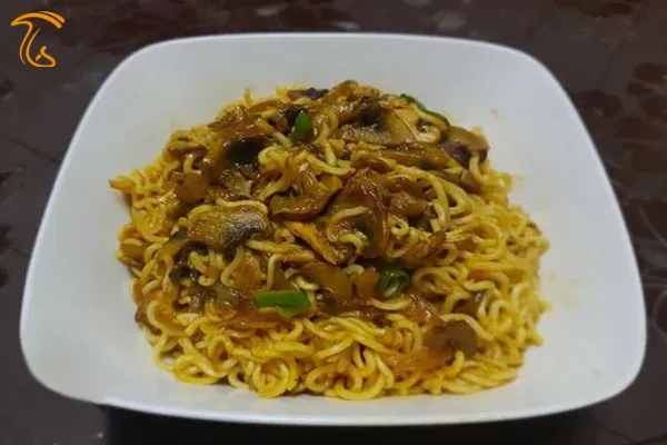 نودل قارچ - غذای گیاهی طرز تهیه نودل با شیر و قارچ
