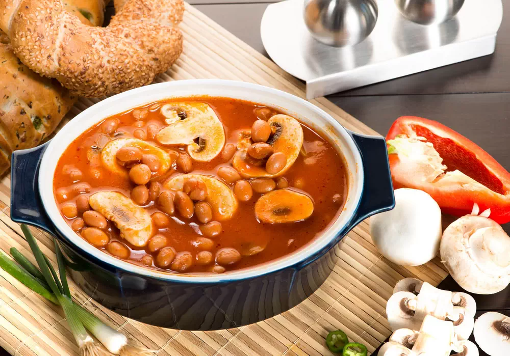 طرز تهیه خوراک لوبیا چیتی با قارچ و سیب زمینی