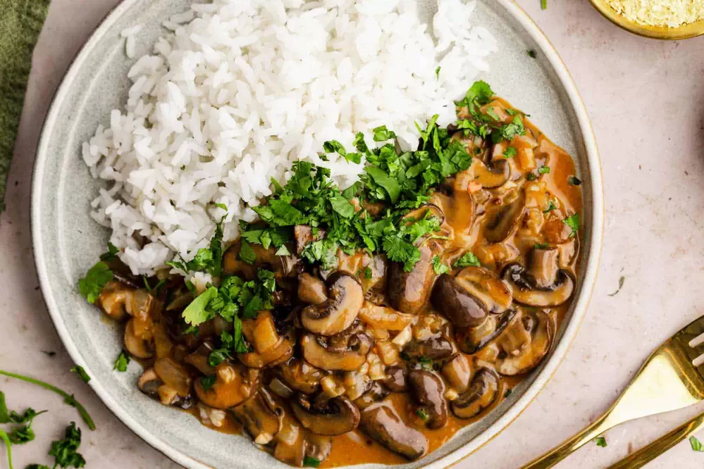 طرز تهیه خورشت قارچ و جعفری