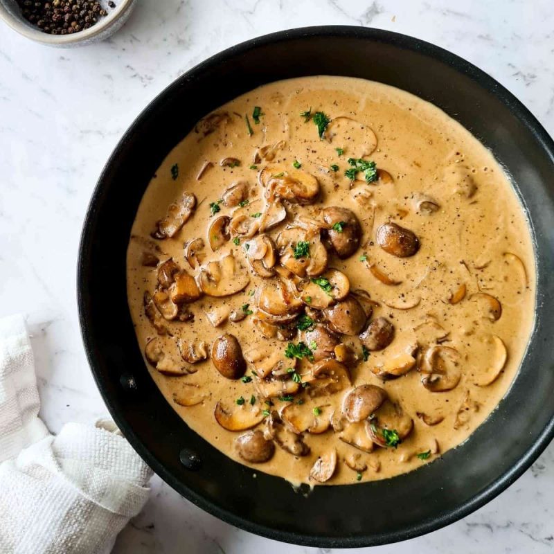 طرز تهیه سس قارچ با خامه و پنیر پارمسان