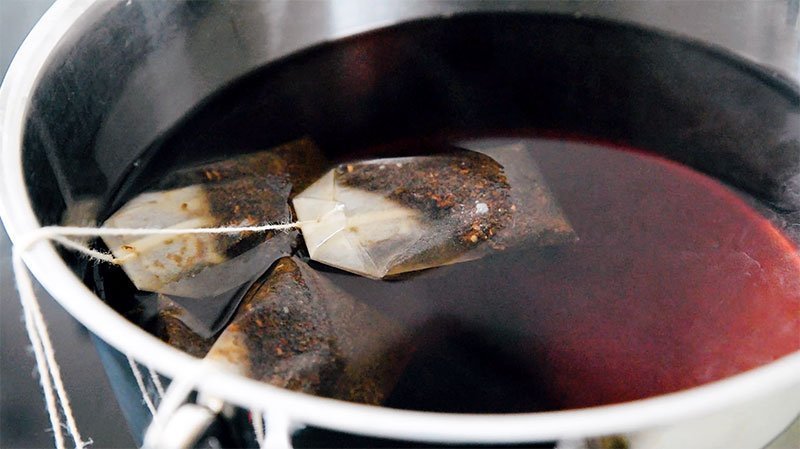 مرحله اول تولید نوشیدنی کامبوجا - درست کردن چای شیرین