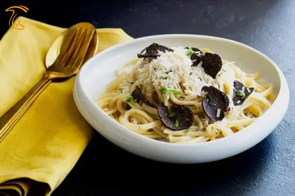 پاستا با برش های قارچ ترافل