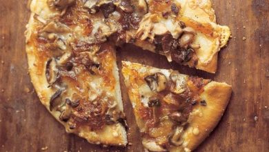 آموزش آشپزی: پیتزای قارچ با پیاز کاراملی و رزماری