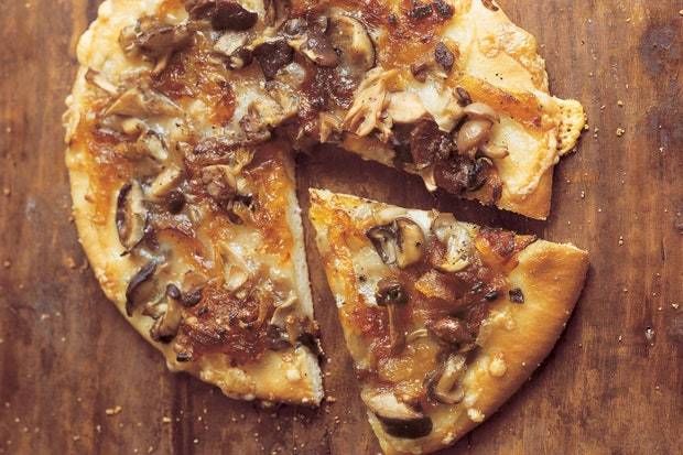 آموزش آشپزی: پیتزای قارچ با پیاز کاراملی و رزماری