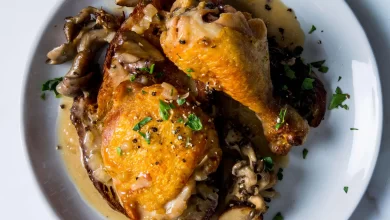 آموزش آشپزی: مرغ و قارچ با تکه های برشته غول پیکر