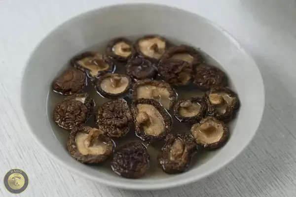 چگونه قارچ خشک را نرم کنیم؟ انداختن Dried mushroom در آب داغ به مدت 20 دقیقه