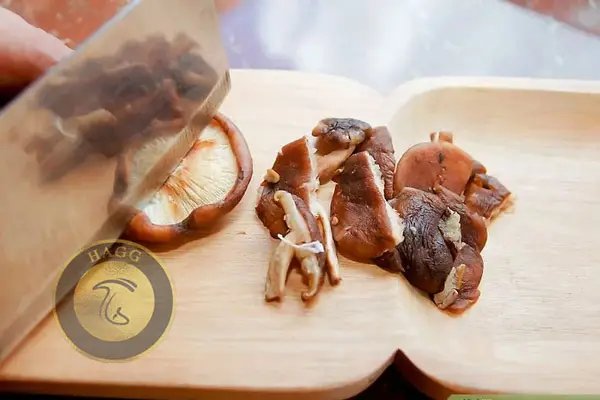 برای خشک کردن ابتدا قارچها را بصورت نازک برش بزنید