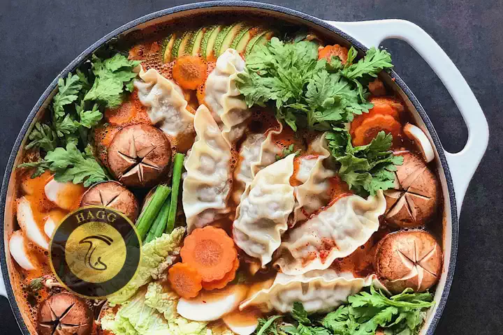 عکسی از یک قابلمه غذای معجون سس قارچ برای پیراشکی کره ای است که با توجه به عکس میتوان طرز تهیه سس قارچ بدون خامه و شیر را تقریبا متوجه شد