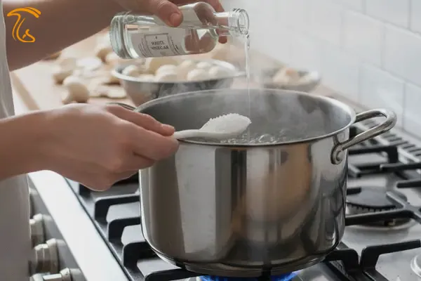 روشی ساده برای ماندگاری طولانی‌مدت قارچ. بلانچ قارچ با سرکه