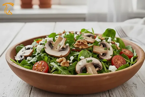 یک ظرف سالاد با قارچ و گوچه و پنیر