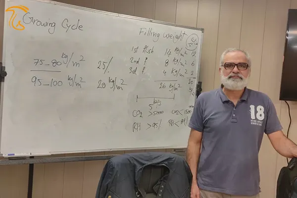 مهندس محمدرضا میرزاده (مدیر تولید قارچ ملارد) مدرس دوره آموزشی پرورش صنعتی قارچ