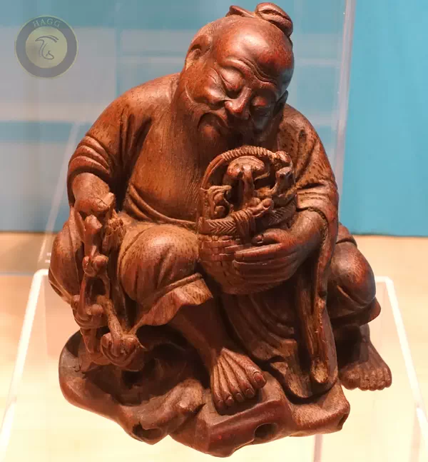 راهب نشسته با سبد لینگژی، منسوب به مدرسه جیادینگ تاریخچه قارچ گانودرما