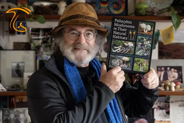 پاول استامتس به همراه جدیدترین اثر خود یعنی کتاب قارچ های سیلوسایبین در زیستگاه طبیعی