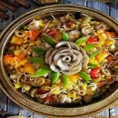 عکسی است از یک بشقاب تزیین شد ترشی یونانی (طرز تهیه ترشی زیتون یونانی). این ترشی با قارچ، ذرت و زیتون درست شده است.