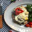 آموزش آشپزی با قارچ - طرز تهیه مرغ پنیری با سس قارچ + ویدیوی آموزشی