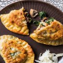 آموزش آشپزی با قارچ - طرز تهیه پیراشکی مرغ و سبزیجات و قارچ
