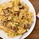 آموزش آشپزی با قارچ طرز تهیه فارفاله مرغ و قارچ و اسفناج