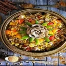 عکسی است از یک بشقاب تزیین شد ترشی یونانی (طرز تهیه ترشی زیتون یونانی). این ترشی با قارچ، ذرت و زیتون درست شده است.