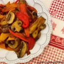 عکسی از یک بشقاب سفید خورش قارچ است. که مقداری خورشت قارچ و فلفل دلمه در آن ریخته اند.