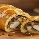 عکسی از طرز تهیه رولت مرغ با قارچ هست. خوشمزه ترین رولت مرغ که بتونی درست کنی. طرز تهیه رولت مرغ و جعفری بسیار ساده است.