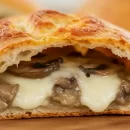 عکسی از طرز تهیه رولت پیتزا قارچ .طرز تهیه پیتزا رولی با خمیر هزارلا که بسیار خوشمزه و لایه لایه است. طرز تهیه پیتزا پیچی لذیذ