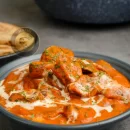 عکسی از یک بشقاب غذای قارچ ماسالا هندی است.