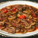 خوراک قارچ فوری یک غذای فوری است. می توانید در مدت زمان کم غذای مقوی درست کنید.