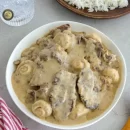 عکسی از یک بشقاب غذای خوراک گوشت و قارچ
