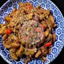 عکسی از یک ظرف غذای خوراک قارچ و بادمجان است.