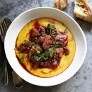 عکسی از یک ظرف سفید است که درون آن پولنتا قارچ ریخته شده است. طرز تهیه پولنتا قارچ
