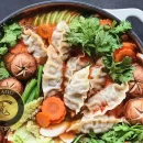 عکسی از یک قابلمه غذای معجون سس قارچ برای پیراشکی کره ای است که با توجه به عکس میتوان طرز تهیه سس قارچ بدون خامه و شیر را تقریبا متوجه شد
