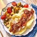 عکسی از بشقاب غذای خوراک قارچ با مرغ همراه سبزیجات است.