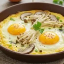 طرز تهیه املت با قارچ انوکی طعمی خاص و دلپذیر را به مخاطب انتقال می دهد. طرز تهیه تخم مرغ با قارچ انوکی یک غذای مقوی