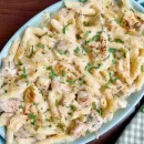 طرز تهیه پاستا پنه آلفردو با مرغ و قارچ یک غذای بینهایت خوشمزه ایتالیایی است.