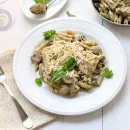 طرز تهیه پاستا پنه آلفردو با مرغ و قارچ و شیر و خامه