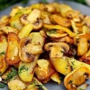 عکسی از یک بشقاب سیب زمینی با قارچ است. با توجه کردن به عکس می‌توان طرز تهیه خوراک سیب زمینی و قارچ را تا حدودی متوجه شد.