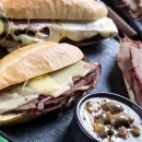 طرز تهیه ساندویچ رست بیف با سس قارچ