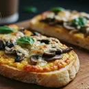 طرز تهیه مینی پیتزا قارچ و پنیر روی نان تست