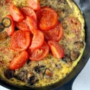 عکسی از یک خوراک فریتاتا گوجه فرنگی و قارچ است